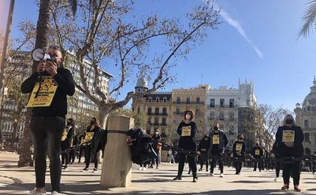 Los peluqueros se concentran en Valencia: «Nos están ahogando»