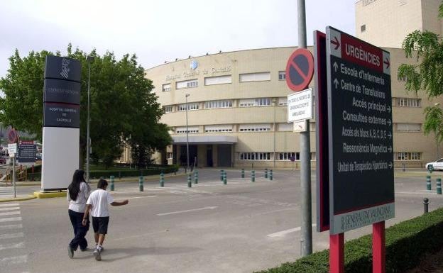 Una mujer resulta herida al caerle encima un andamio en Almassora