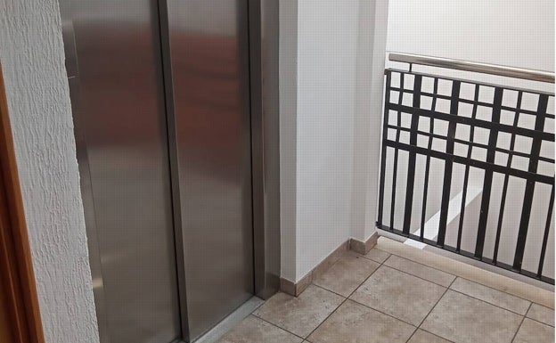 Potries elimina las barreras arquitectónicas en la biblioteca con la instalación de un ascensor