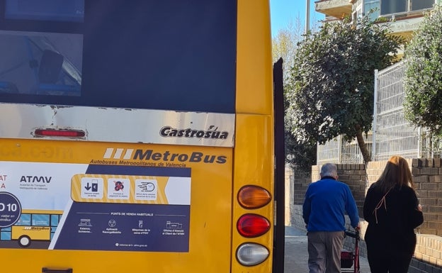 Los mayores de la residencia de Carlet recuperan el servicio de autobús