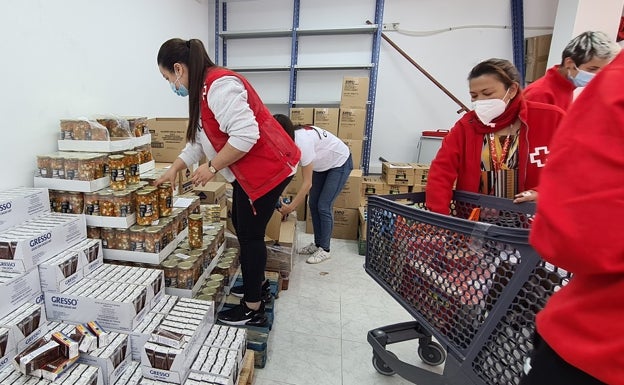 La Cruz Roja Carlet distribuye alimentos a 73 familias de toda la comarca