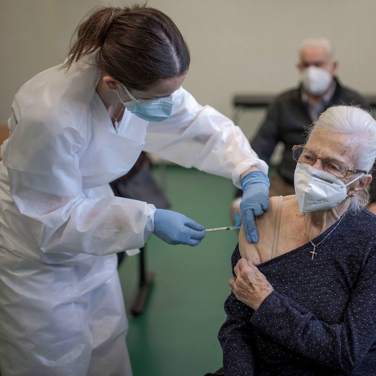La falta de vacunas deja sin inmunizar a casi la mitad de los mayores de 80 años