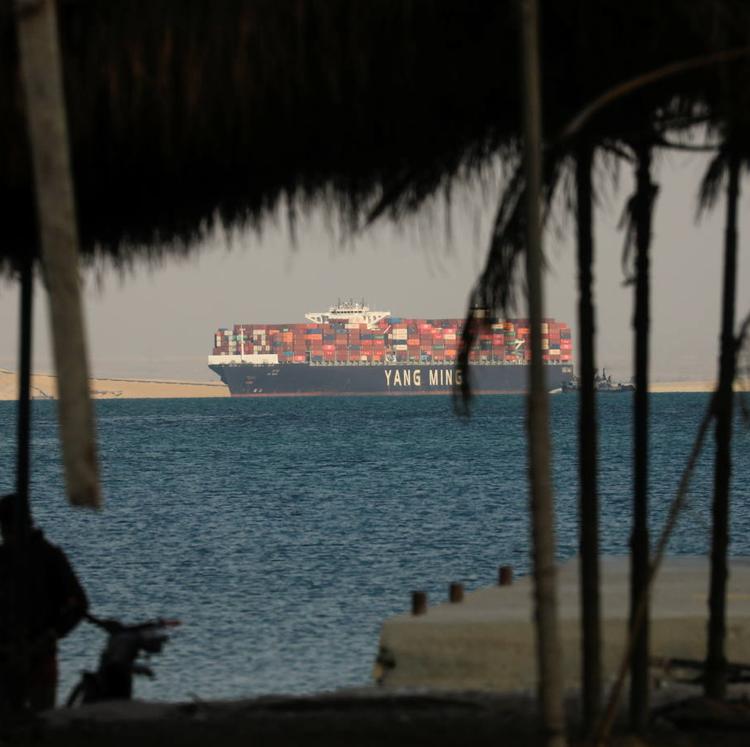 Hasta 4.000 contenedores diarios del Puerto de Valencia pasan por el Canal de Suez