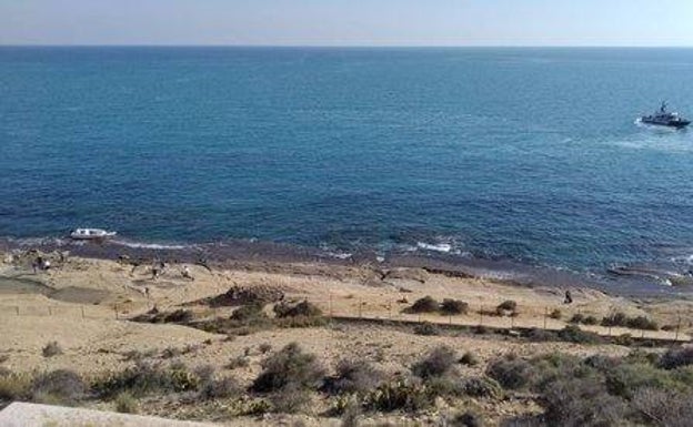 Localizan una nueva patera a 25 millas de la costa de Alicante