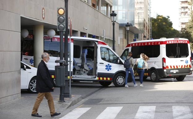 Hospitalizado un hombre tras chocar con su patinete contra un coche en Valencia