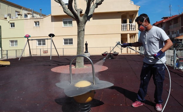 Miramar desinfecta los parques infantiles con nanotecnología para eliminar virus y bacterias