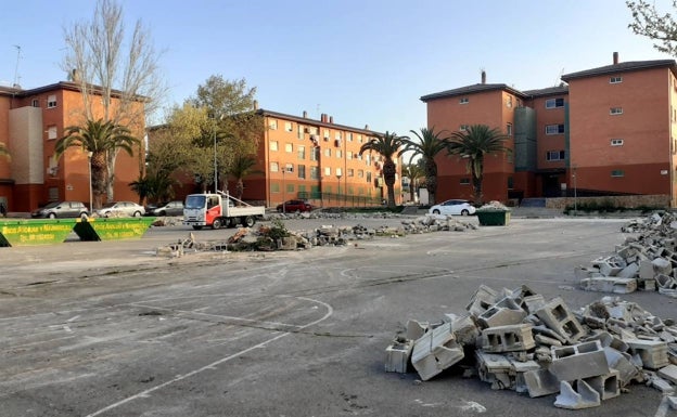 Paterna derriba el muro de una plaza de La Coma para evitar la acumulación de escombros