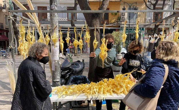 «Las ganas de vivir la Semana Santa anima a la gente a comprar palmas»