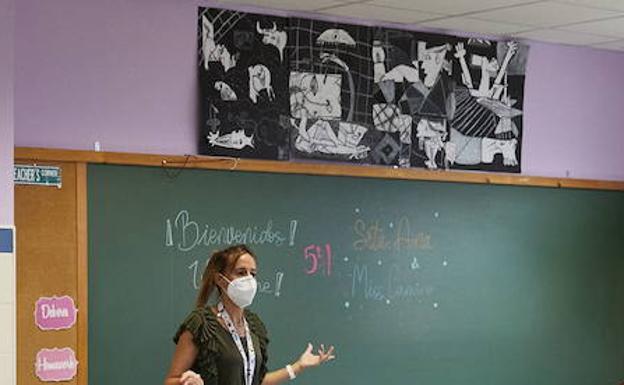 Sanidad actualiza el protocolo de uso de mascarillas de profesores y alumnos