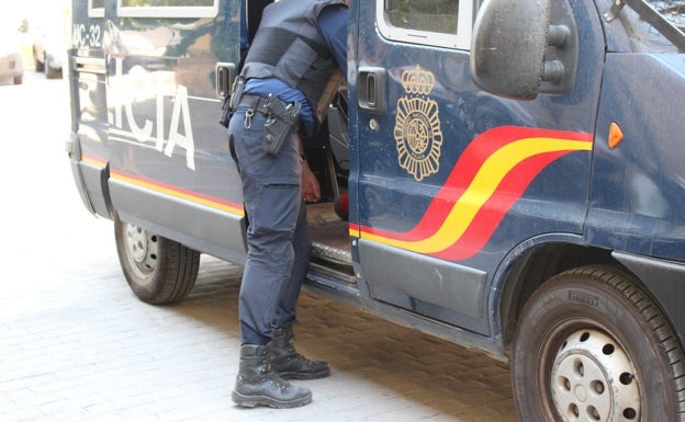 Dos detenidos por robar en Gandia tras trepar por la fachada de un edificio en el Grau