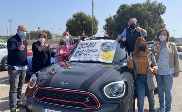 Una caravana de vehículos protesta en la Vega Baja contra «la imposición» del valenciano