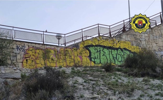 Sorprendidos mientras pintaban un graffiti de grandes dimensiones en el Castillo de San Fernando