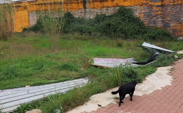 Denuncian el abandono de solares en la plaza de Oriente del Grau de Gandia