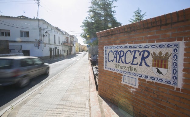 La retirada de contenedores de basura desata la polémica entre los vecinos de Càrcer