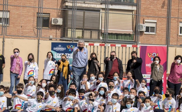 Fernando Romay, Ana Belén Álvaro y la mascota Lola promocionan el EuroBasket Femenino 2021 en Torrent