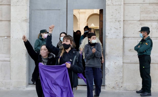 Delegación del Gobierno sancionará a las 20 feministas que tomaron cinco horas su sede