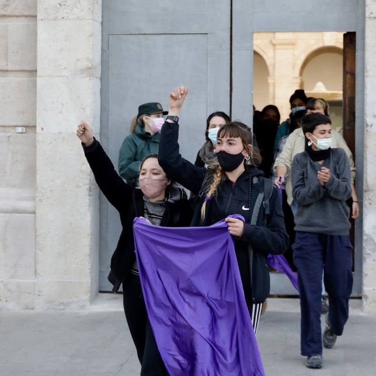 Delegación del Gobierno sancionará a las 20 feministas que tomaron cinco horas su sede