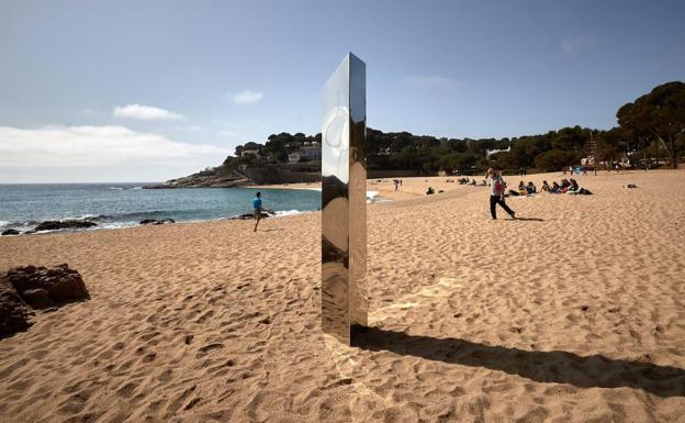 Los misteriosos monolitos metálicos reaparecen... en una playa de Girona