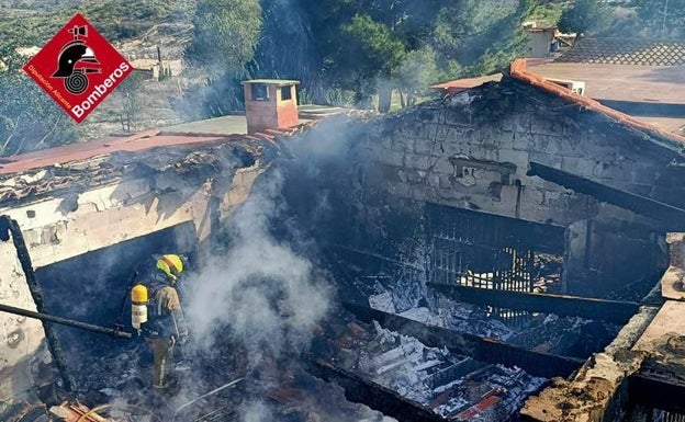 Un fallecido y dos heridos en el incendio de un chalé en Busot