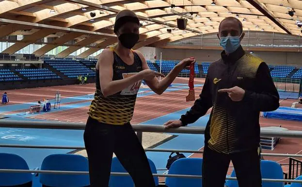 Beatriz Morillo, junto a su entrenador Javier Ramírez de Arellano.