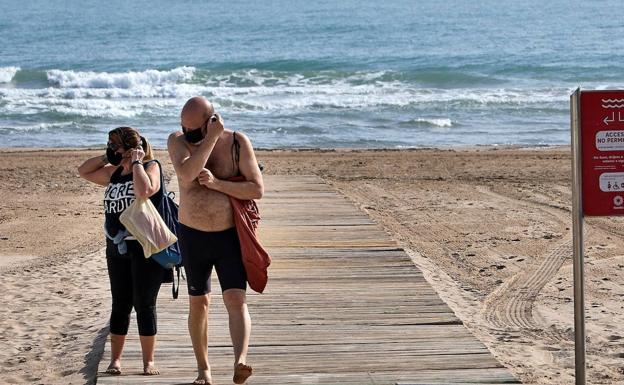 Giner pide a Ribó que apoye la exención de llevar mascarilla en las playas de Valencia si se cumple la distancia de seguridad