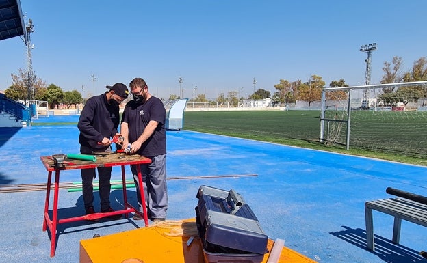 El alumnado de los cursos de formación de Carlet ponen en práctica sus conocimientos en las instalaciones deportivas