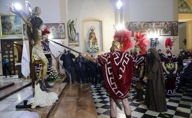 Los Longinos escenifican el prendimiento y la lanzada en la iglesia de Los Ángeles del Cabanyal