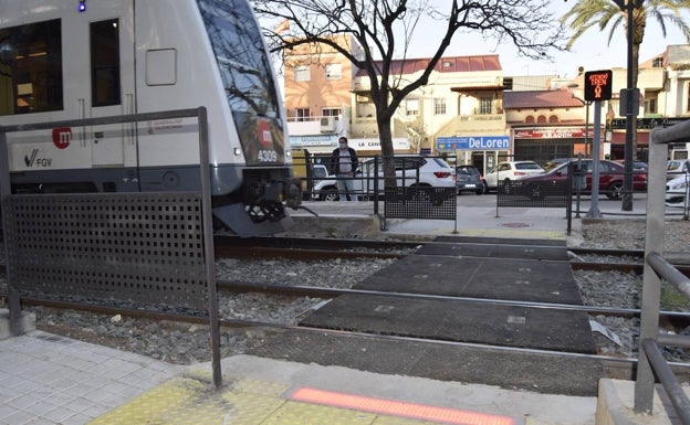 El nuevo paso entre andenes de la estación de La Canyada en Paterna se abre al público