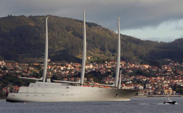 Un pequeño velero choca contra el megayate de un millonario en Vigo