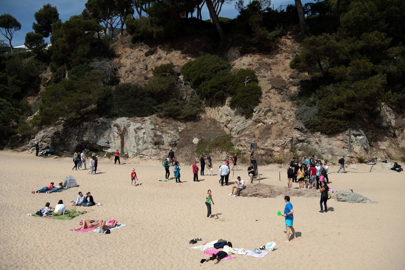 El misterioso monolito de la Costa Brava causa sensación entre los bañistas