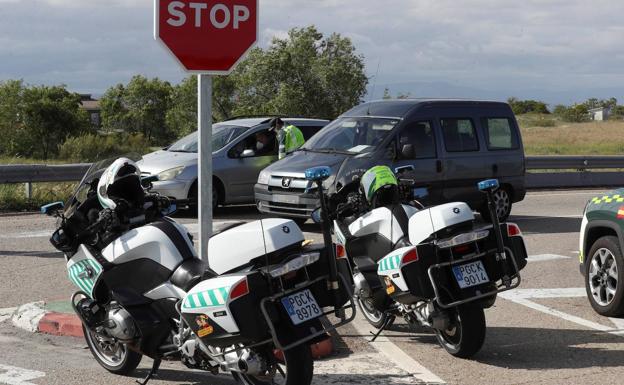 La Guardia Civil detiene a un traficante tras pararlo por usar el móvil mientras conducía en Sedaví