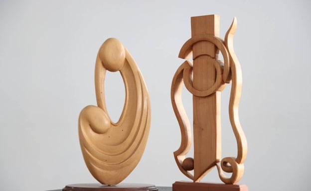El artista Helios Torralba Aguado dona una docena de sus esculturas talladas en madera a Alaquàs