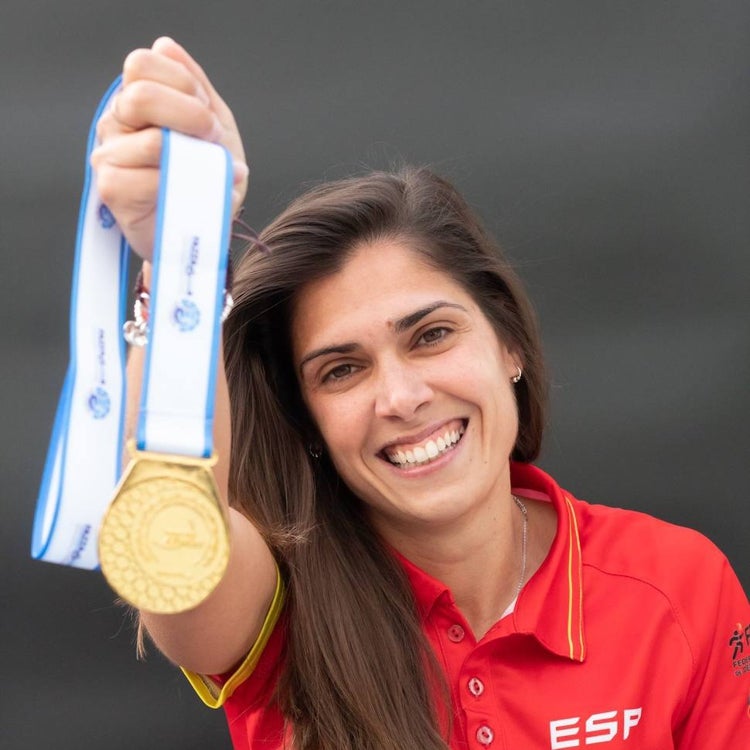 Míriam Martínez, la chica feliz de espaldas a San Mamés