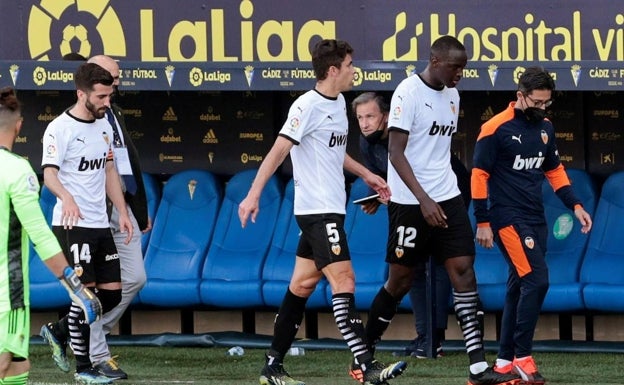 El Valencia denuncia que volvió para jugar el partido ante el Cádiz «bajo amenaza» de sanción