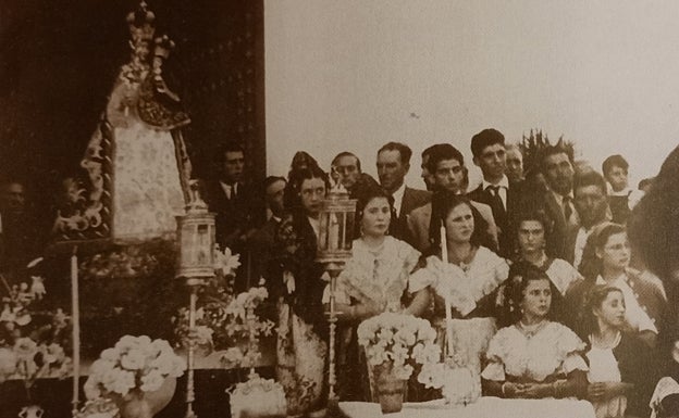 La historia de El Perelló a través de las fotos de un sacerdote jubilado