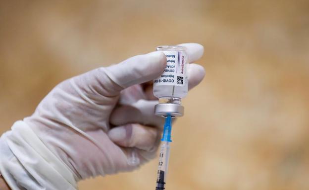 La EMA admite un «vínculo» entre la vacuna de AstraZeneca y coágulos de sangre muy raros en el cerebro