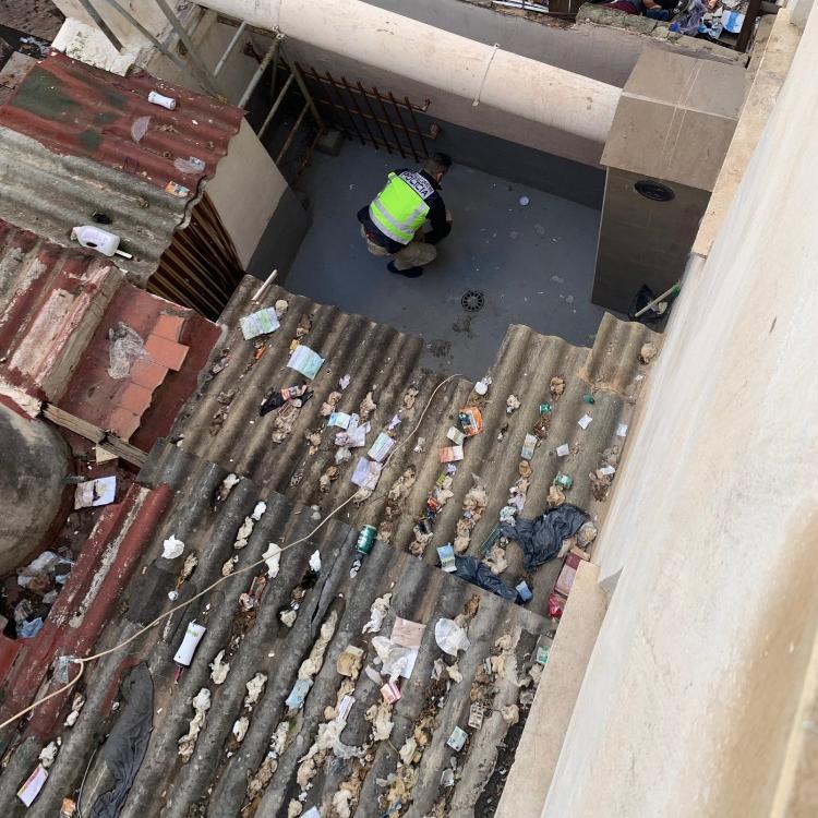 Un clan lanza dinero y droga a un patio tras verse sorprendido por la Policía