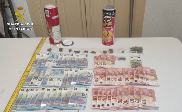 Sorprendidos en un control con hachís, marihuana y 900 euros ocultos en dos botes de patatas fritas
