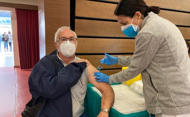 Vacunan en menos de 48 horas a 3.800 personas de entre 64 y 65 años en Gandia