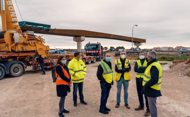 Avanzan las obras de la pasarela ciclopeatonal sobre la V-30 que une Valencia con l'Horta Sud