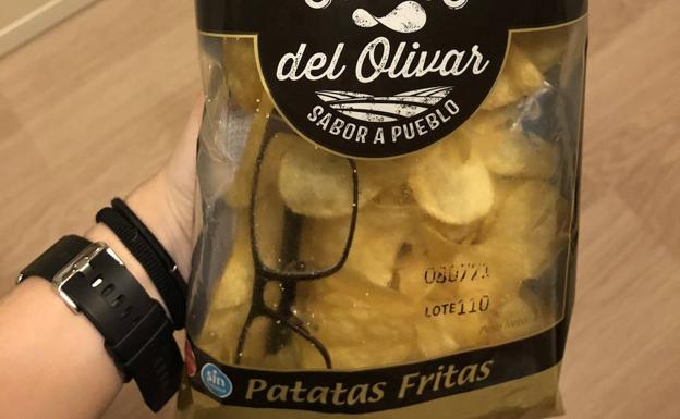 El misterio de las gafas encontradas dentro de una bolsa de patatas fritas