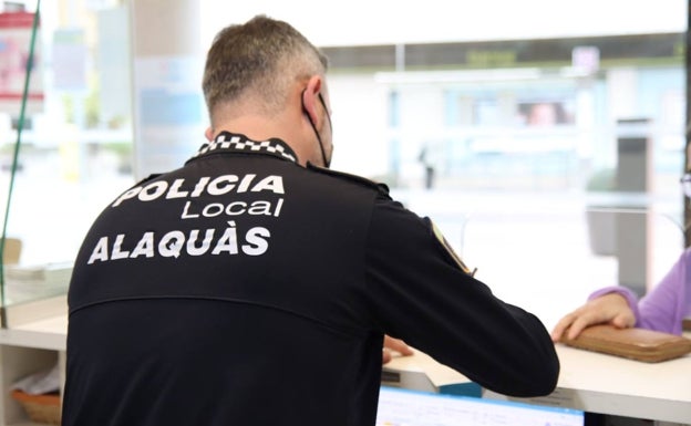La oficina de objetos perdidos de Alaquàs devuelve más de 700 euros y 12 móviles a sus propietarios
