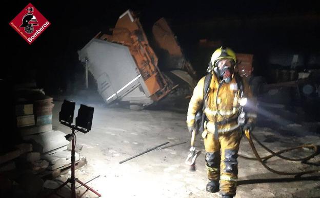 Arde una nave industrial abandonada en Almoradí