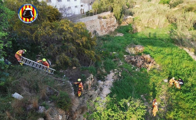 Rescatan a una mujer tras caer desde siete metros en el barranco de l'Horteta de Torrent