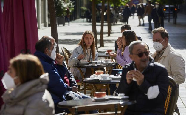 Guía sobre el uso de la mascarilla en la playa: dónde se debe llevar y en qué casos te la puedes quitar