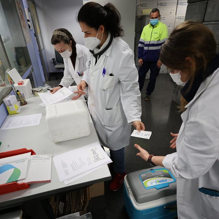 16.500 vacunados al día para que Sánchez cumpla