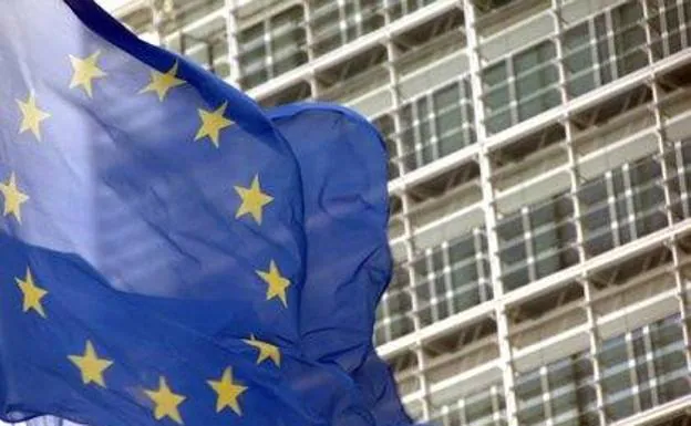 Bandera de la UE frente a la sede de la Comisión Europea. /ep