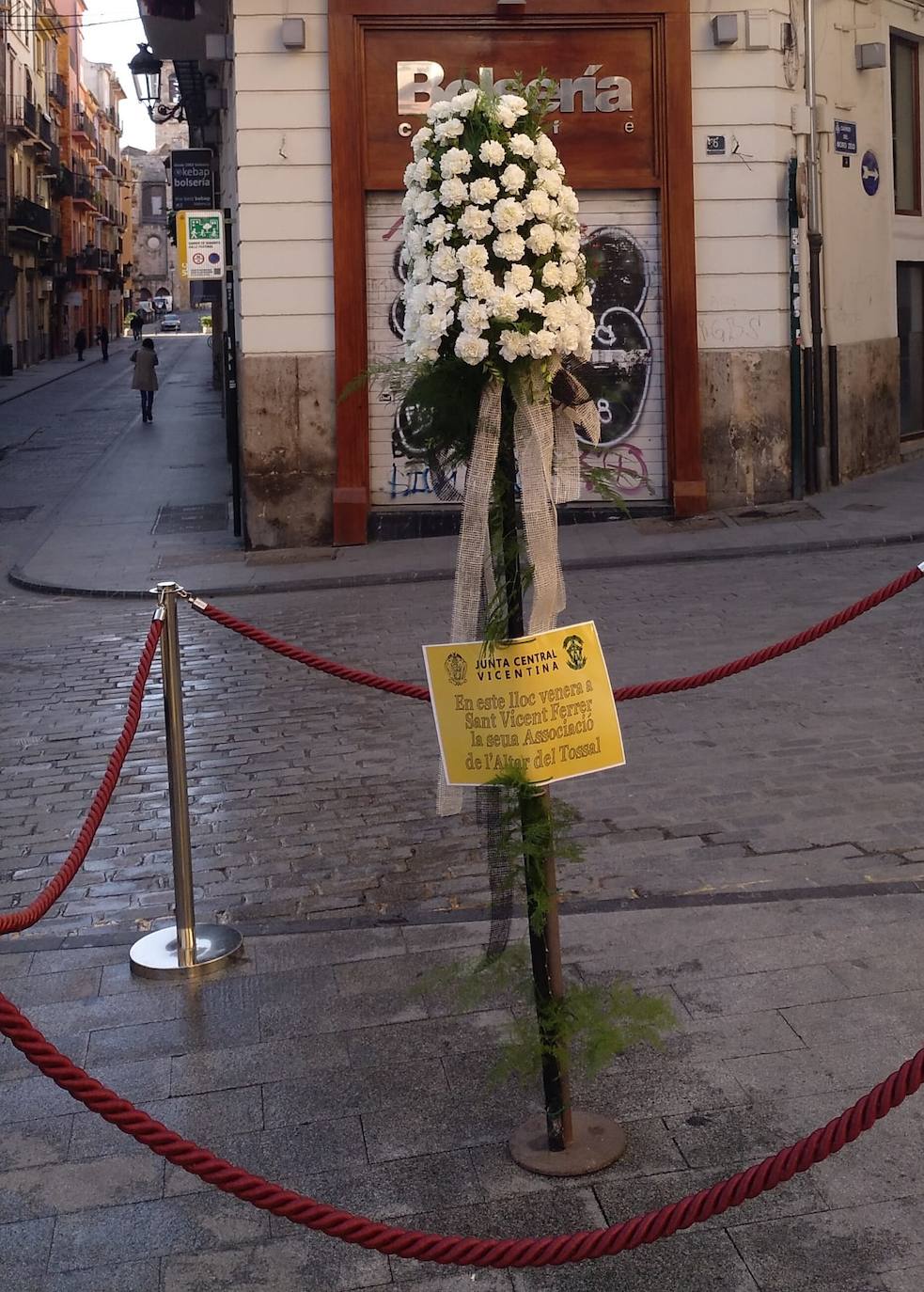 Llenan el centro de Valencia de ramos blancos para conmemorar la festividad de San Vicente Ferrer