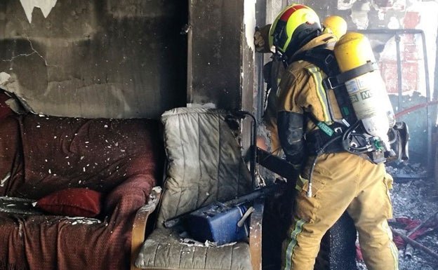 Los bomberos sofocan un incendio en una vivienda de El Campello