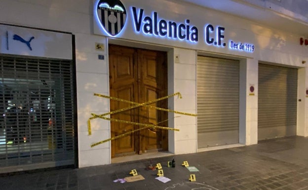 Libertad VCF escenifica un crimen a las puertas de las oficinas del Valencia